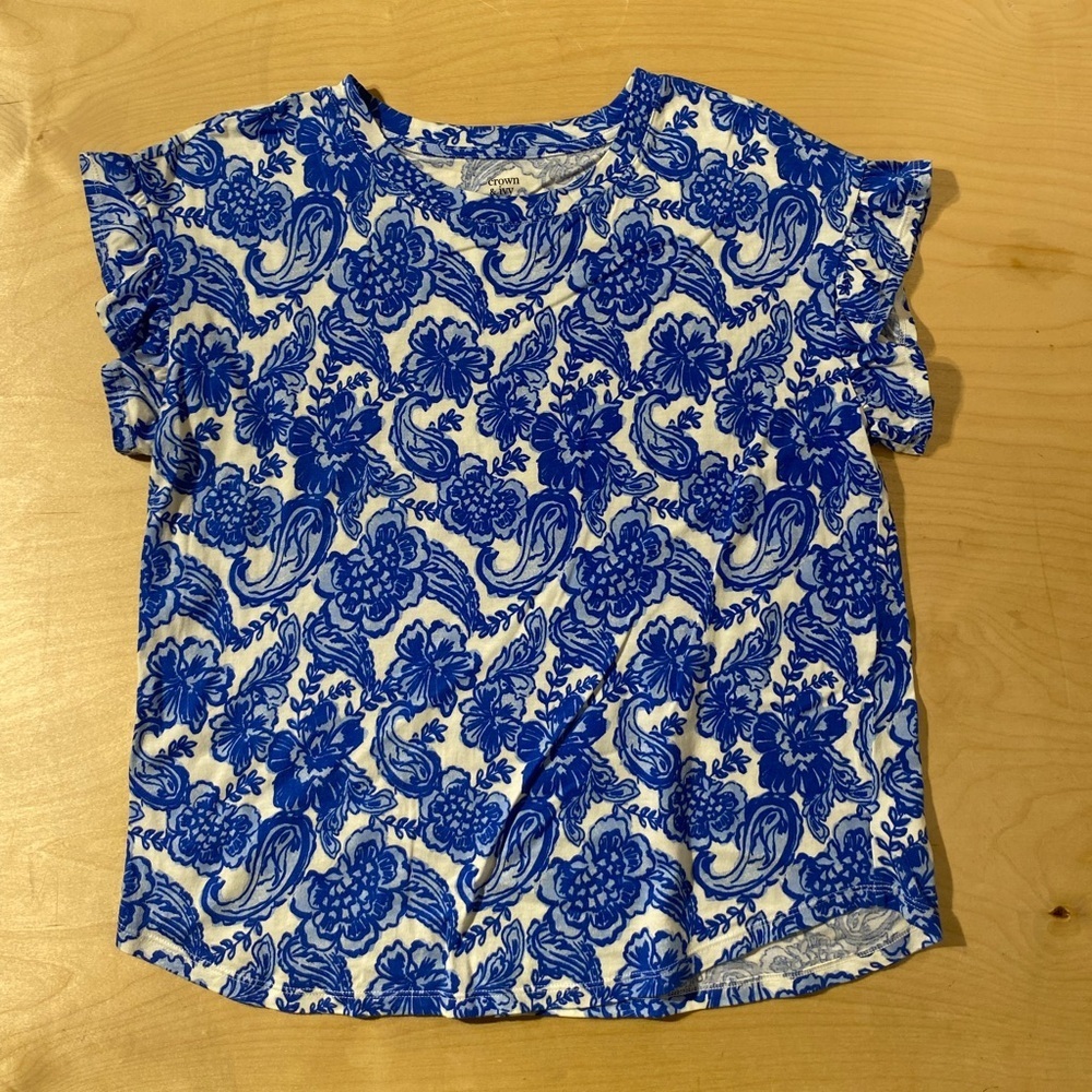 Crown & Ivy Blue and White Floral Tee Medium (QL)